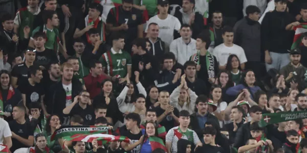 El público y los futbolistas cantan Txoriak Txori