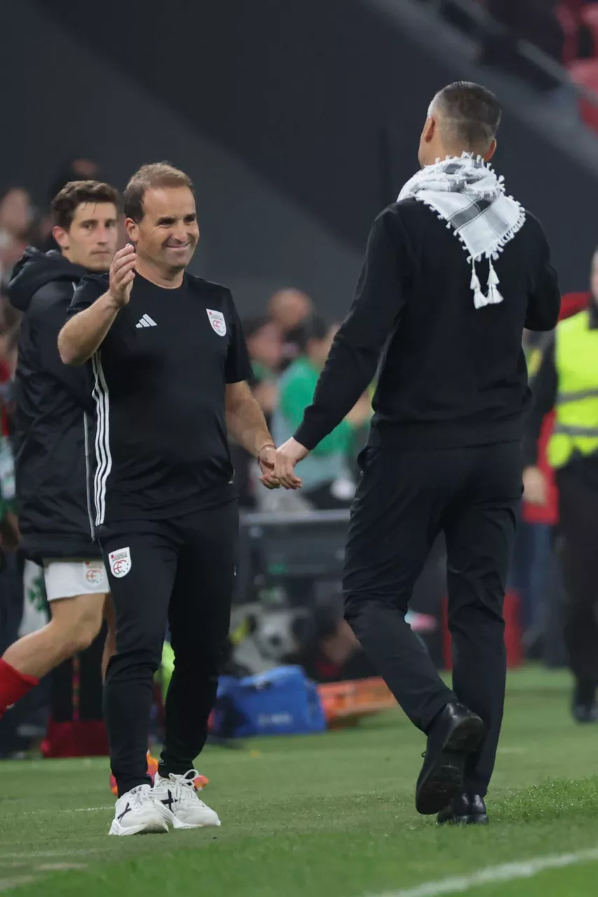 Jagoba Arrasate y Ehab Abu Jazar se abrazan