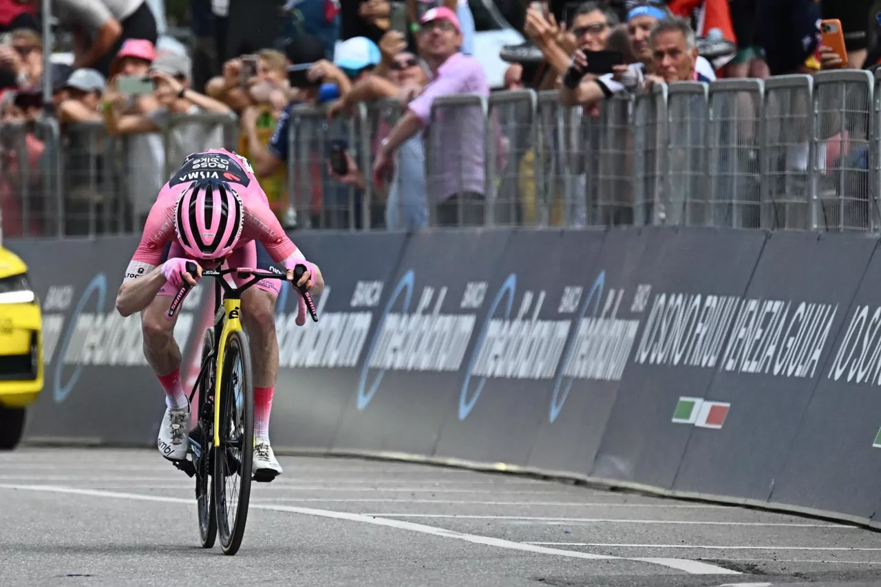 CARI (Italy), 26/05/2026.- Danish rider Jonas Vingegaard of Team Visma | Lease A Bike wearing the overall leader's pink jersey crosses the finish line to win the 16th stage of the Giro d'Italia cycling tour over 113 km from Bellinzona to Cari, Italy, 26 May 2026. (Ciclismo, Italia) EFE/EPA/LUCA ZENNARO
