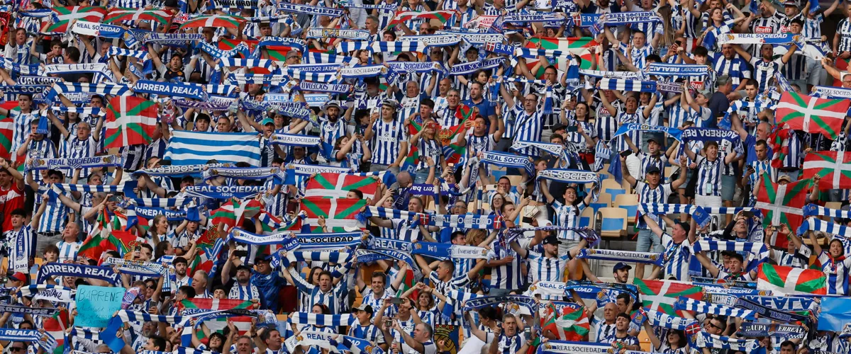 SEVILLA, 18/04/2026.- Aficionados de la Real Sociedad esperan el inicio del encuentro correspondiente a la final de la Copa del Rey que disputan este sábado Atlético de Madrid y Real Sociedad en el estadio La Cartuja, en Sevilla. EFE / José Manuel Vidal.
