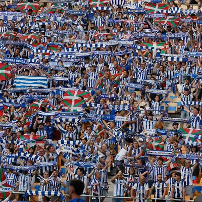 SEVILLA, 18/04/2026.- Aficionados de la Real Sociedad esperan el inicio del encuentro correspondiente a la final de la Copa del Rey que disputan este sábado Atlético de Madrid y Real Sociedad en el estadio La Cartuja, en Sevilla. EFE / José Manuel Vidal.
