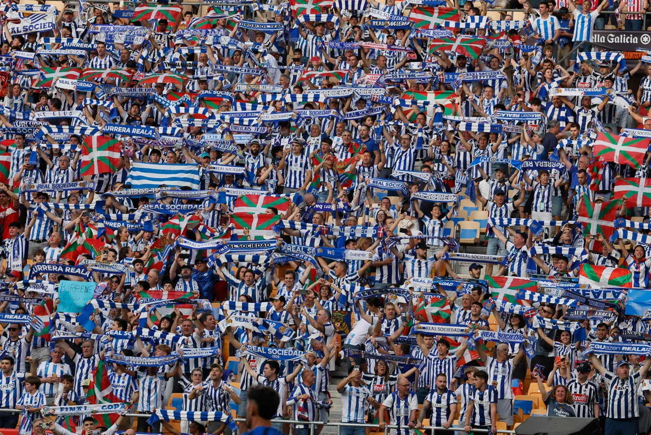 SEVILLA, 18/04/2026.- Aficionados de la Real Sociedad esperan el inicio del encuentro correspondiente a la final de la Copa del Rey que disputan este sábado Atlético de Madrid y Real Sociedad en el estadio La Cartuja, en Sevilla. EFE / José Manuel Vidal.
