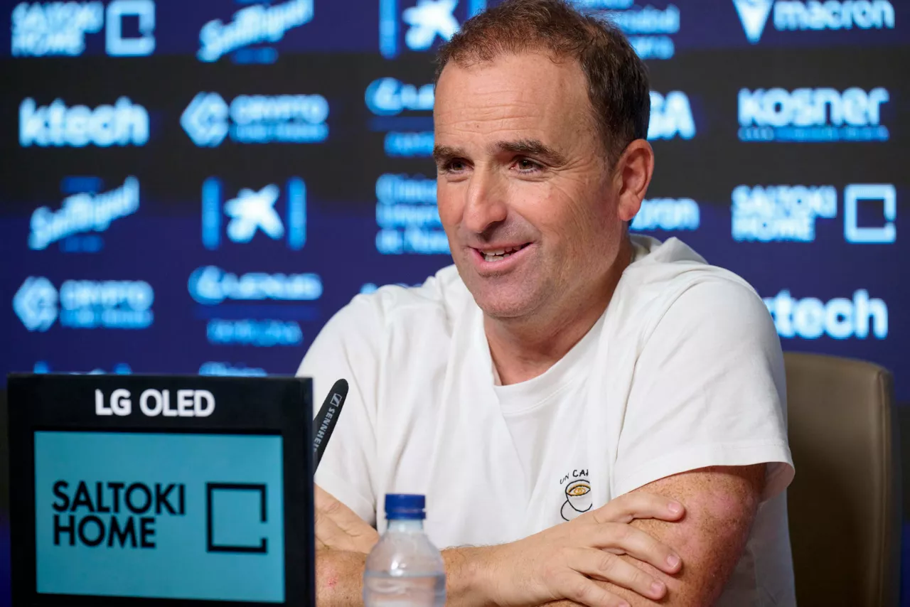 PAMPLONA (ESPAÑA), 13/10/2026.- El nuevo entrenador del Osasuna, Jagoba Arrasate durante su presentación este martes en Pamplona. EFE/Iñaki Porto
