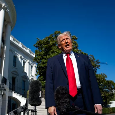 WASHINGTON (United States), 12/04/2026.- US President Donald Trump speaks to the media before departing the White House en route to Miami, Florida, in Washington, DC, USA, 11 April 2026. EFE/EPA/BONNIE CASH / POOL

