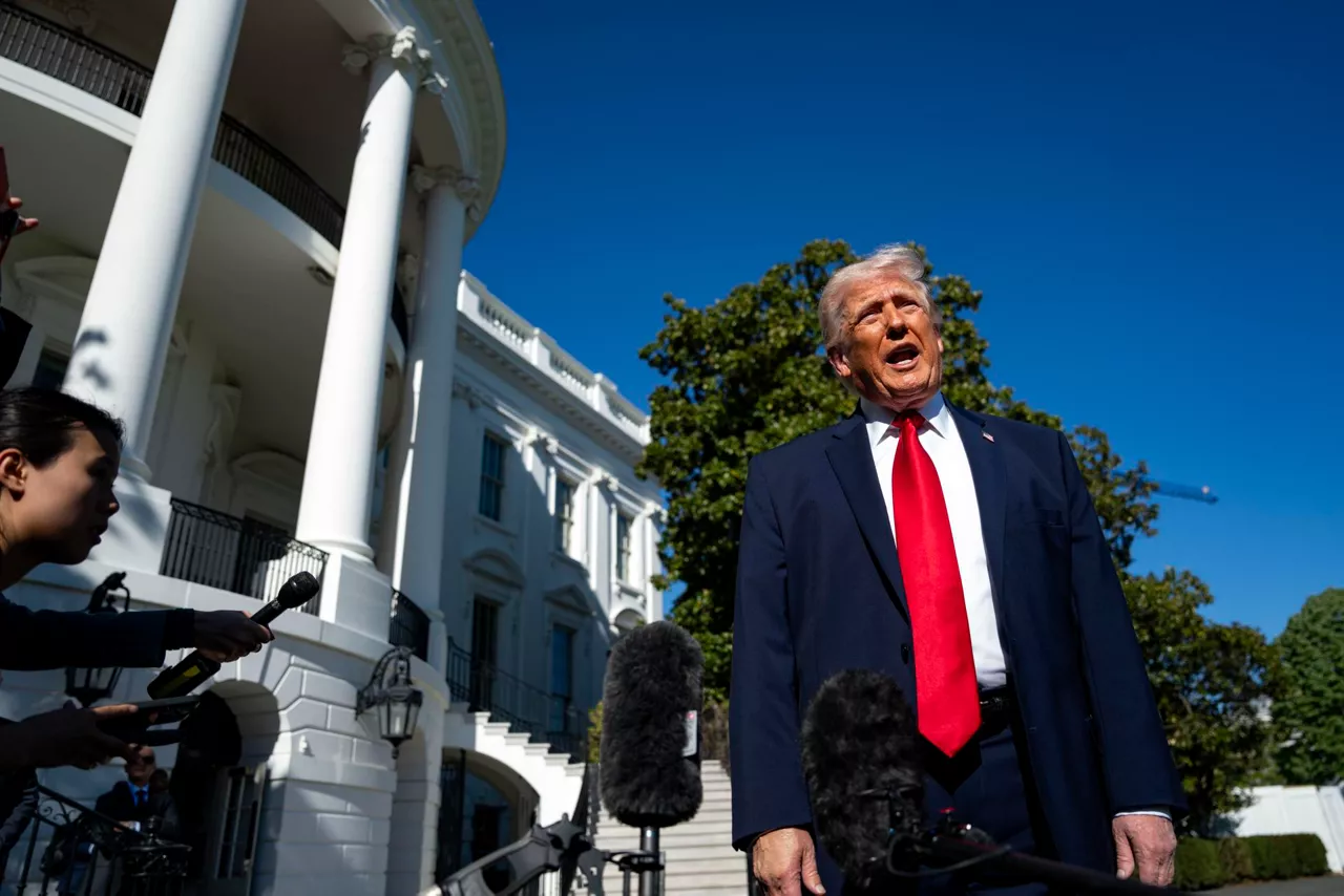 WASHINGTON (United States), 12/04/2026.- US President Donald Trump speaks to the media before departing the White House en route to Miami, Florida, in Washington, DC, USA, 11 April 2026. EFE/EPA/BONNIE CASH / POOL
