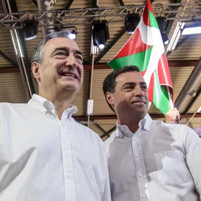 DURANGO, 24/05/2026.- El presidente del PNV, Aitor Esteban (i) y el lehendakari Imanol Pradales (d), saludan en su llegada al mitin que el PNV ha organizado este domingo en Durango, Bizkaia, con el lema 'Aurrera Diharduen Indarra', “La fuerza que sigue adelante”, a un año de las elecciones municipales y forales. EFE/Javier Zorrilla
