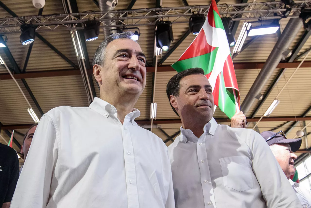DURANGO, 24/05/2026.- El presidente del PNV, Aitor Esteban (i) y el lehendakari Imanol Pradales (d), saludan en su llegada al mitin que el PNV ha organizado este domingo en Durango, Bizkaia, con el lema 'Aurrera Diharduen Indarra', “La fuerza que sigue adelante”, a un año de las elecciones municipales y forales. EFE/Javier Zorrilla
