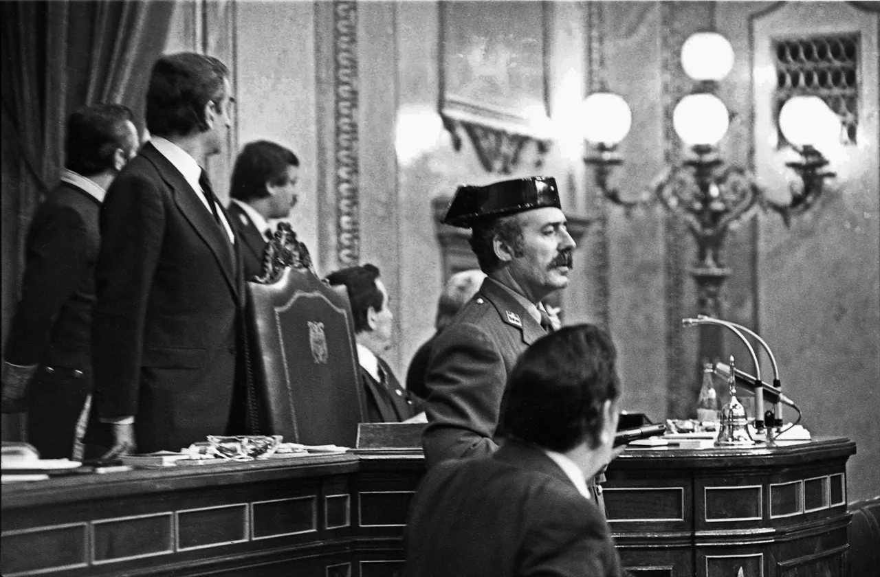 (Foto de ARCHIVO)

23 FEBRERO 1981 - MADRID, ESPAÑA: El teniente coronel de la Guardia Civil, Antonio Tejero, accede al Congreso de los Diputados durante la segunda votación de investidura de Leopoldo Calvo Sotelo como presidente del Gobierno.



Europa Press / Europa Press

23/2/1981