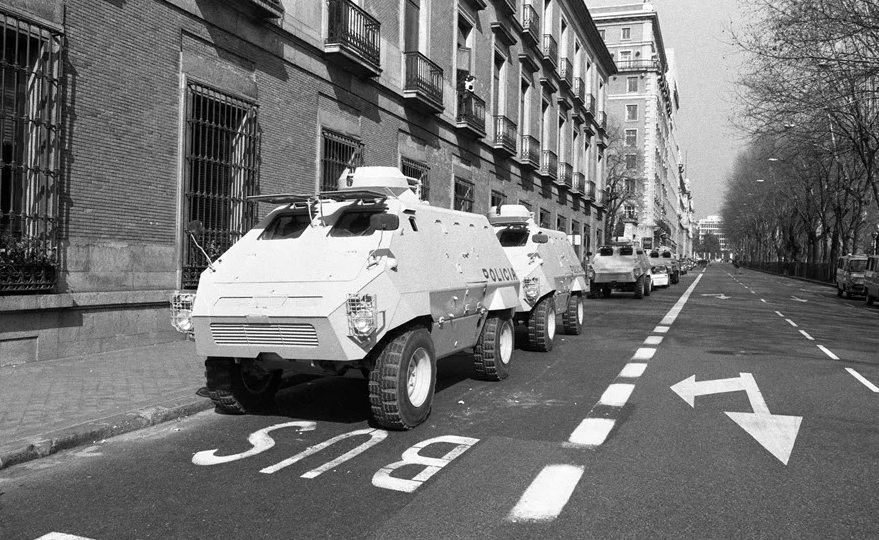 Tankeak Diputatuen Kongresuko kanpoaldean, otsailak 23an