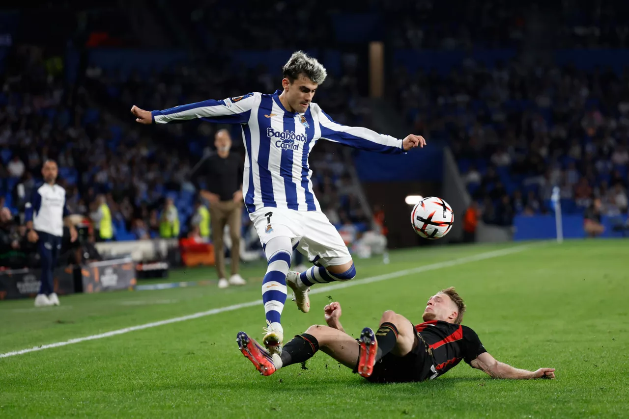 SAN SEBASTIÁN, 17/09/2026.- El delantero de la Real Ander Barrenetxea (i) trata de superar a Adrien Truffert, del Bournemouth, durante el partido de la Liga Europa que Real Sociedad y Bournemouth disputan este jueves en el estadio de Anoeta, en San Sebastián. EFE/Juan Herrero
