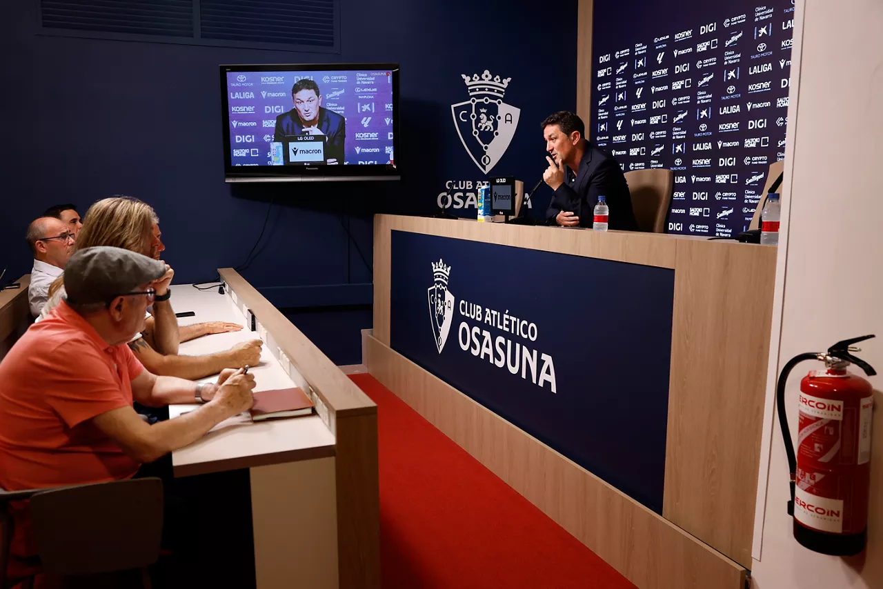 GRAFCAV4004. PAMPLONA, 26/05/2026.- La junta directiva de Osasuna encabezada por el presidente del club Luis Sabalza (i) escuchan al director deportivo Braulio Vázquez donde ha hecho balance de la temporada.  EFE/ Jesús Diges

