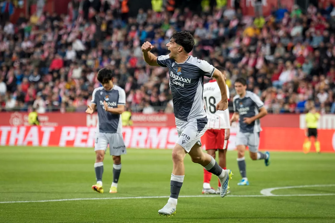 GERONA, 14/05/2026.- El defensa de la Real Sociedad Jon Martín celebra su gol, primero del equipo donostiarra ante el Girona, durante el partido de la jornada 36 de LaLiga que Girona FC y Real Sociedad disputan este jueves en el estadio municipal de Montilivi. EFE/David Borrat.
