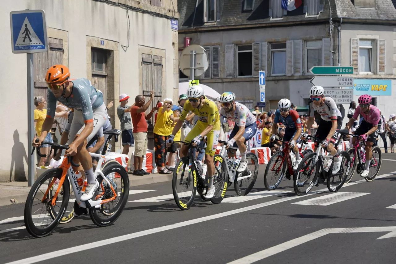 VICHY (France), 15/07/2026.- Yellow Jersey overall leader Slovenian cyclist Tadej Pogacar (2-L) of UAE Team Emirates XRG in action during Stage 11 of the Tour de France, a 161.3 km route from Vichy to Nevers, France, 15 July 2026. (Ciclismo, Francia) EFE/EPA/GUILLAUME HORCAJUELO
