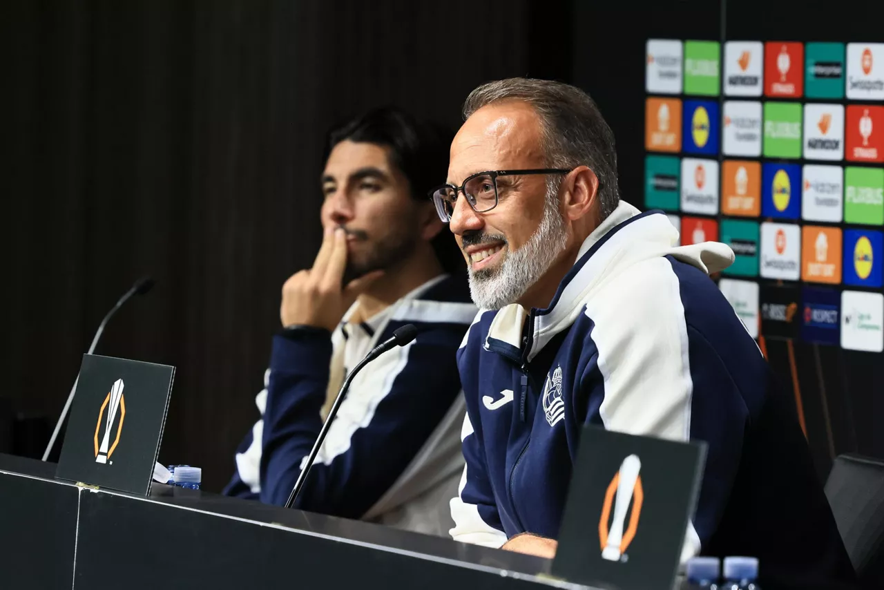 SAN SEBASTIÁN, 16/09/2026.- El entrenador de la Real Sociedad, Pellegrino Matarazzo (d), y el centrocampista Carlos Soler (i), durante la rueda de prensa ofrecida este miércoles, en la previa del partido de Liga Europa ante el Bournemouth. EFE/ Javi Colmenero
