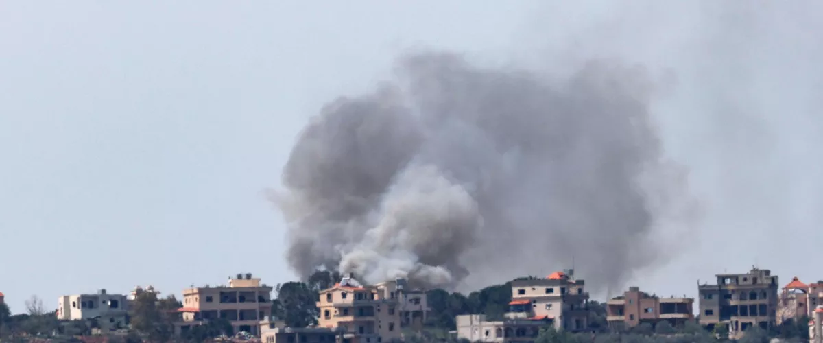 Malkia (Israel), 14/04/2026.- Smoke billows following an Israeli airstrike in the southern Lebanon village of Bent Jbeil, as seen from Malkia, Israel 14 April 2026. (Líbano) EFE/EPA/ATEF SAFADI
