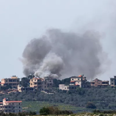 Malkia (Israel), 14/04/2026.- Smoke billows following an Israeli airstrike in the southern Lebanon village of Bent Jbeil, as seen from Malkia, Israel 14 April 2026. (Líbano) EFE/EPA/ATEF SAFADI
