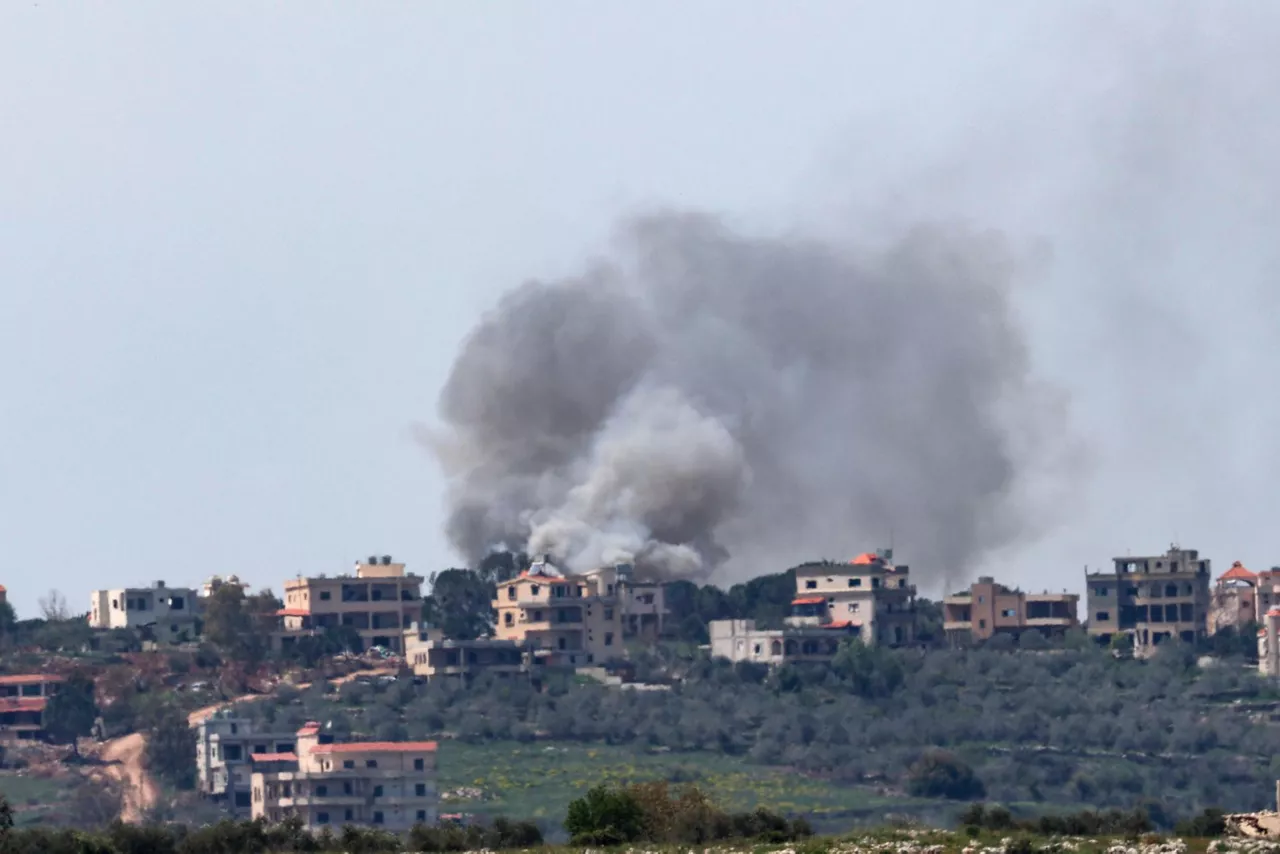 Malkia (Israel), 14/04/2026.- Smoke billows following an Israeli airstrike in the southern Lebanon village of Bent Jbeil, as seen from Malkia, Israel 14 April 2026. (Líbano) EFE/EPA/ATEF SAFADI
