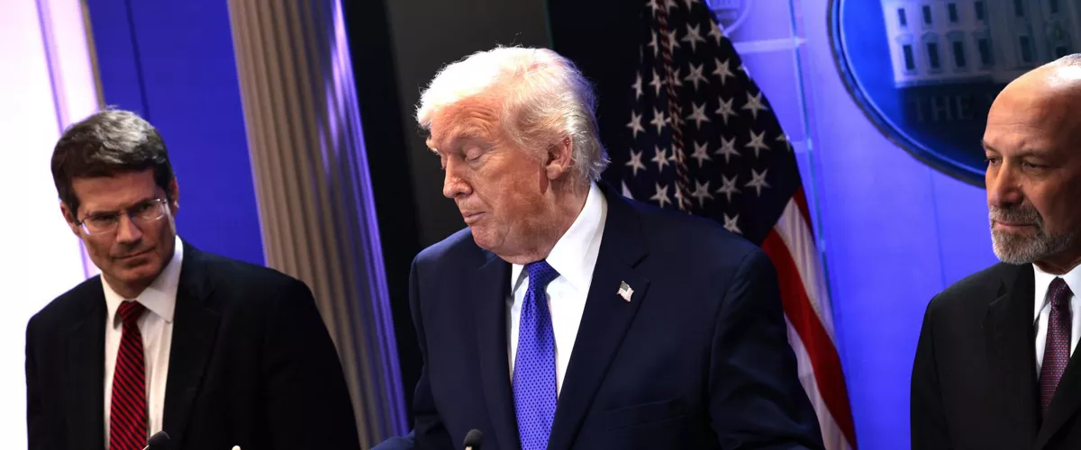 WASHINGTON (United States), 20/02/2026.- US President Donald J. Trump, alongside Solicitor General John Sauer (L) and Commerce Secretary Howard Lutnik (R), speaks about the Supreme Court's striking down of most of his tariffs during a press conference in the briefing room at the White House in Washington, DC, USA, 20 February 2026. Earlier today, the Supreme Court ruled against President Trump's tariff program. EFE/EPA/SHAWN THEW
