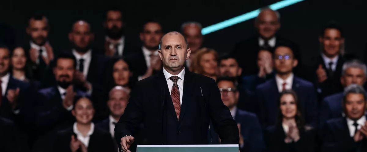 Sofia (Bulgaria), 16/04/2026.- Leader of the Progressive Bulgaria (PB) coalition Rumen Radev (C) speaks during an election campaign closing rally in Sofia, Bulgaria, 16 April 2026. Bulgaria heads to its eighth snap parliamentary election in five years on 19 April, triggered by a government resignation following the rejection of the 2026 state budget. (Elecciones) EFE/EPA/Borislav Troshev
