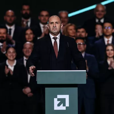 Sofia (Bulgaria), 16/04/2026.- Leader of the Progressive Bulgaria (PB) coalition Rumen Radev (C) speaks during an election campaign closing rally in Sofia, Bulgaria, 16 April 2026. Bulgaria heads to its eighth snap parliamentary election in five years on 19 April, triggered by a government resignation following the rejection of the 2026 state budget. (Elecciones) EFE/EPA/Borislav Troshev
