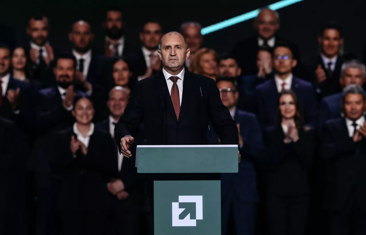Sofia (Bulgaria), 16/04/2026.- Leader of the Progressive Bulgaria (PB) coalition Rumen Radev (C) speaks during an election campaign closing rally in Sofia, Bulgaria, 16 April 2026. Bulgaria heads to its eighth snap parliamentary election in five years on 19 April, triggered by a government resignation following the rejection of the 2026 state budget. (Elecciones) EFE/EPA/Borislav Troshev
