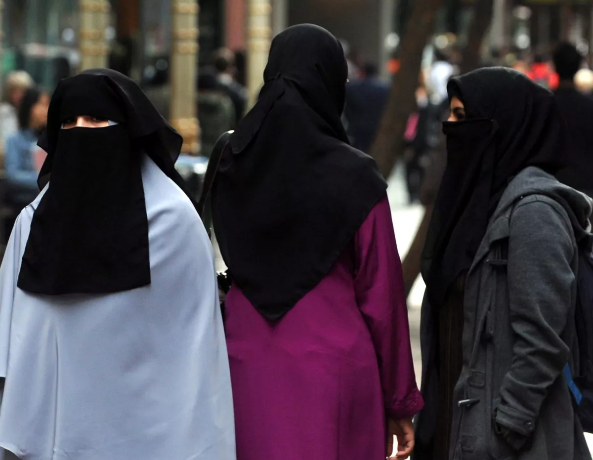 <img style="float:left;margin:5px;" src="http://10.126.2.21/media/images/2010/05/19/290749/290749_burka_thumbnail.jpg"/><br/><strong>Burka</strong>