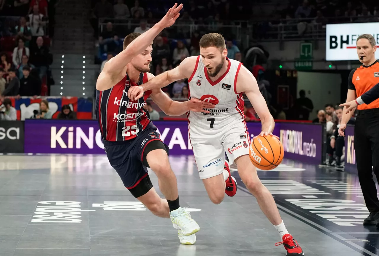 VITORIA, 01/04/2026.- El alero de Casademont Zaragoza Miguel González (d) intenta superar al francés Clément Frisch, de Baskonia, durante el encuentro correspondiente a la fase regular de la Liga Endesa que disputan este miércoles en el pabellón Buesa Arena de Vitoria. EFE / Lino González.
