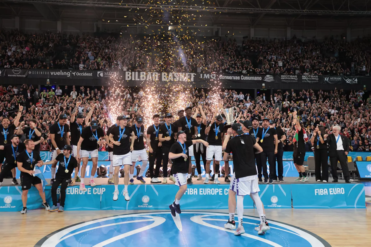 BILBAO, 29/04/2026.- Los jugadores del Bilbao Basket celebran con el trofeo la Copa de Europa tras el partido de vuelta de la final de la Copa de Europa de baloncesto que Bilbao Basket y PAOK Salónica disputaron hoy miércoles en el Bilbao Arena. EFE/Luis Tejido

