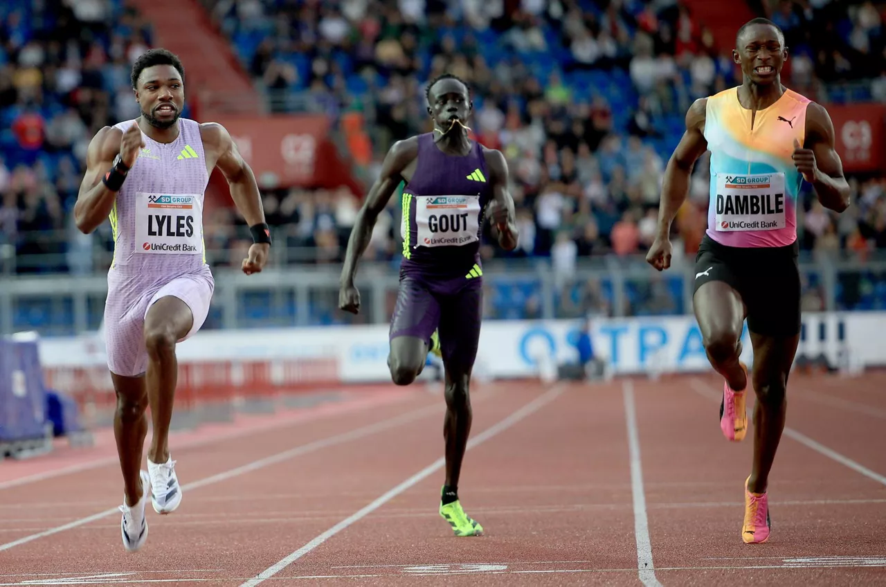 Ostrava (Czech Republic), 16/06/2026.- (from L) Noah Lyles of the USA, Gout Gout of Australia and Sinesipho Dambile of South Africa compete in the Men's 150m race at the 65th Gold Spike athletics meeting in Ostrava, Czech Republic, 16 June 2026. Lyles clocked a new World Record of 14.67 seconds. (República Checa, Sudáfrica) EFE/EPA/MARTIN DIVISEK

