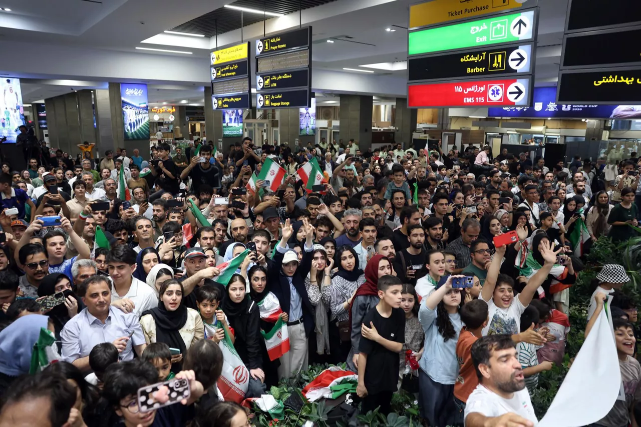TEHRAN (IRAN(Islamic Republic Of)), 01/07/2026.- Iranian fans wait for the arrival of Iran's national soccer team following its participation in the 2026 FIFA World Cup at Mehr Abad Airport in Tehran, Iran, 01 July 2026. (Mundial de Fútbol, Teherán) EFE/EPA/ABEDIN TAHERKENAREH
