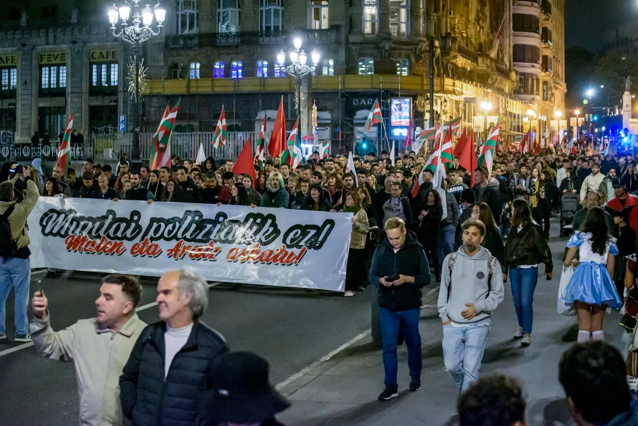 BILBAO (PAÍS VASCO), 31/10/2026.- Cientos de personas se manifiestan este sábado en Bilbao, convocadas por Aske y Jardun (escisión de la izquierda abertzale), para pedir la libertad de dos de sus miembros detenidos en Irún acusados de un presunto delito de terrorismo, y denunciar lo que consideran un "montaje policial". La marcha ha partido a las 18.00 horas de la plaza Elíptica para recorrer la Gran Vía a los gritos de "Liberad a Malen y Aratz" y "la lucha es el único camino", con ikurriñas. EFE/ Javier Zorrilla
