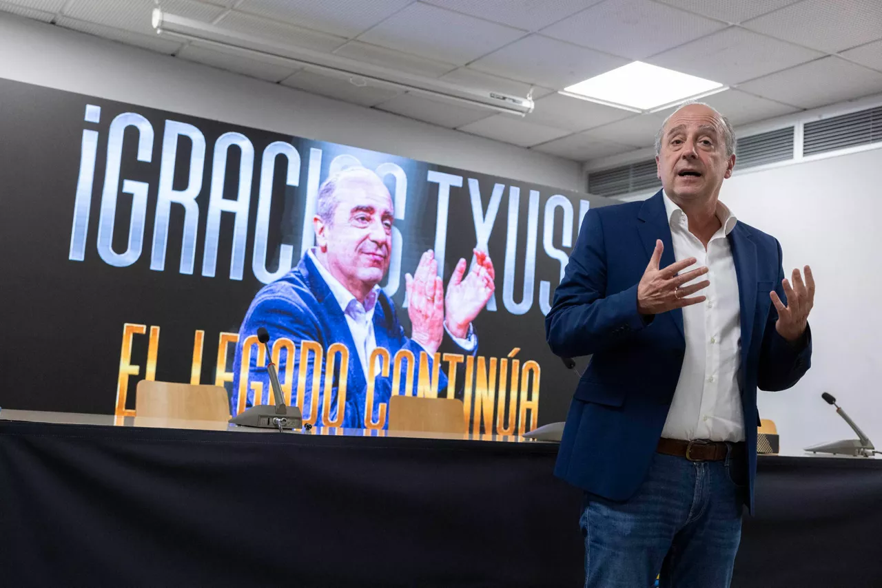 LA LAGUNA (TENERIFE), 15/06/2026.- El entrenador de La Laguna Tenerife, Txus Vidorreta, abandonará el equipo tras diez años en los que el CB Canarias ha cosechado los mayores éxitos de su historia, con dos Ligas de Campeones, una final de la Copa del Rey y nueve presencias en los play off de la ACB. En una rueda de prensa junto al presidente del club, Aniano Cabrera, Vidorreta ha aseverado que toma la decisión convencido de que esta etapa al frente del club se ha terminado y de que "en la vida hay que saber cuándo tu ciclo está llegando a su fin". EFE/ Miguel Barreto
