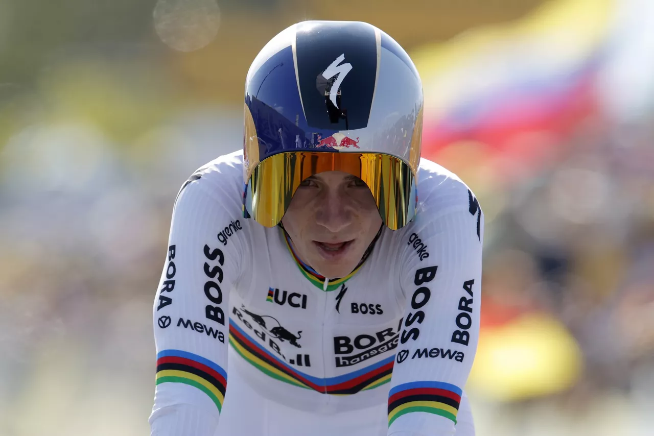 THONON-LES-BAINS (France), 21/07/2026.- Belgian cyclist Remco Evenepoel of Red Bull - Bora - Hansgrohe crosses the finish line of Stage 16 of the Tour de France, a 26.1 km Individual time-trial (ITT) from Evian-les-Bains to Thonon-les-Bains, France, 21 July 2026. (Ciclismo, Francia) EFE/EPA/GUILLAUME HORCAJUELO
