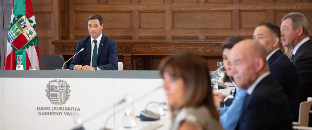 SAN SEBASTIÁN, 27/08/2026.- El lehendakari, Imanol Pradales, ha dado inicio este jueves al curso político vasco con su tradicional intervención tras presidir la primera reunión del Consejo de Gobierno del Ejecutivo autonómico vasco después de las vacaciones de verano que, como cada año, tiene lugar en San Sebastián. EFE/Javier Etxezarreta

