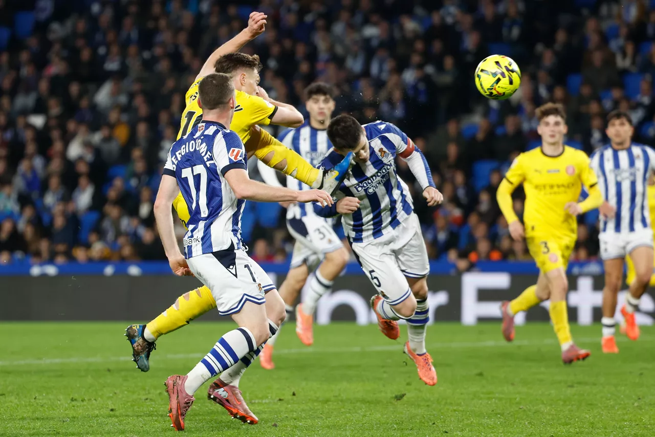 SAN SEBASTIÁN, 12/12/2025.- El centrocampista ucraniano del Girona Viktor Tsygankov (2i) remata para marcar su gol, gol del empate ante la Real Sociedad, durante el partido de la jornada 16 de LaLiga entre la Real Sociedad y el Girona FC, este viernes en el Reale Arena de San Sebastián. EFE/ Javier Etxezarreta
