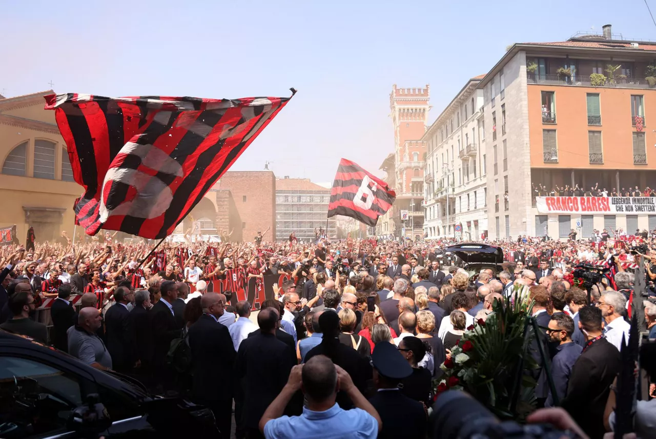 MILAN (Italy), 04/08/2026.- AC Milan's supporters after the departure of Franco Baresi's coffin from the Basilica of Sant'Ambrogio during his funeral in Milan, Italy, 04 August 2026. Italian and AC Milan footballer Franco Baresi died at the age of 66 on 31 July 2026. (Italia) EFE/EPA/MATTEO BAZZI
