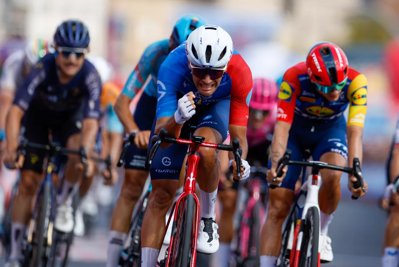 ELCHE DE LA SIERRA (ALBACETE), 01/09/2026.- El ciclista francés del equipo Groupama-FdJ United Sebastien Tronchon (c) celebra la victoria en la décima etapa de la Vuelta a España, este martes entre Alcaraz y Elche de la Sierra, de 184,7 kilómetros de recorrido, jornada sinuosa, exigente, con casi 3.000 metros de desnivel que darán opciones a los aventureros. EFE/Javier Lizón
