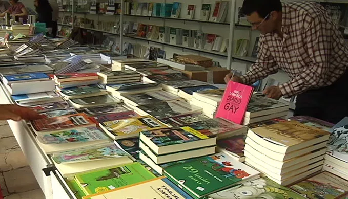 <img style="float:left;margin:5px;" src="http://10.126.2.21/media/images/2010/06/13/306097/306097_feria_libro_thumbnail.jpg"/><br/><strong>Feria del libro</strong>