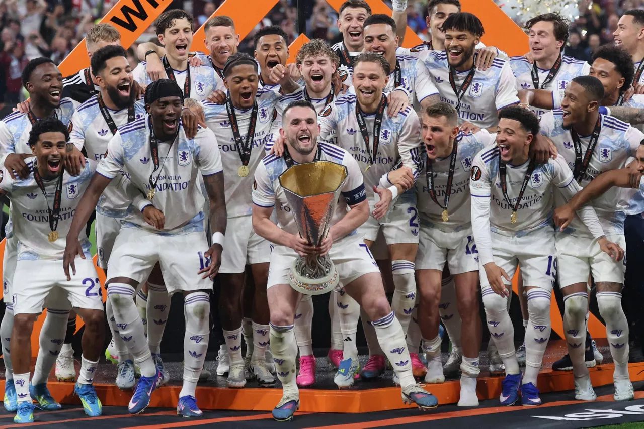 ISTANBUL (Turkey), 20/05/2026.- John McGinn of Aston Villa lifts the trophy after winning the UEFA Europa League final between SC Freiburg and Aston Villa in Istanbul, Turkey, 20 May 2026. (Turquía, Estanbul) EFE/EPA/GEORGI LICOVSKI
