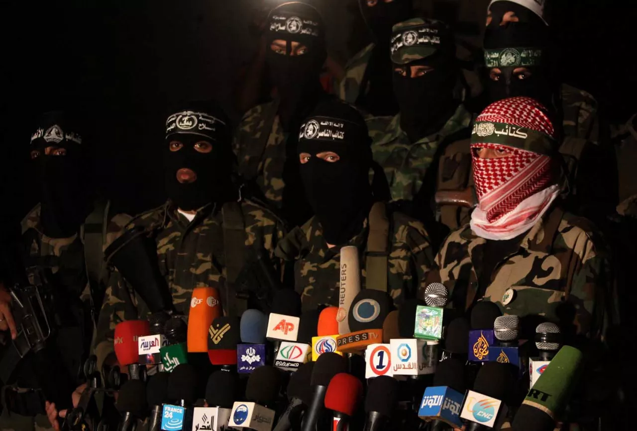 <img style="float:left;margin:5px;" src="http://10.126.2.21/media/images/2010/09/03/343154/343154_hamas_palestina_negoziazioak_thumbnail.jpg"/><br/><strong>Hamas palestina negoziazioen kontra atentatuak efe</strong>