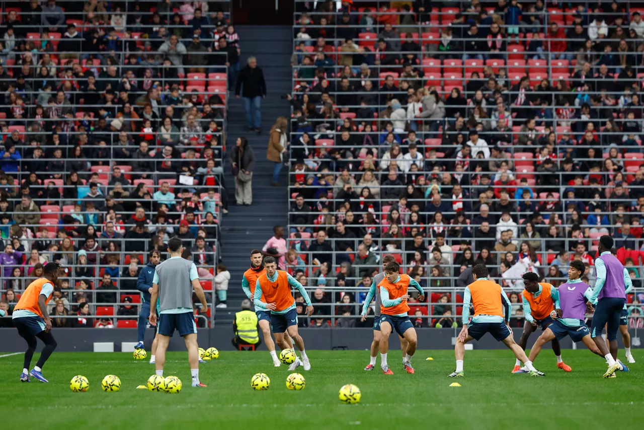 BILBAO, 30/12/2025.- El Athletic de Bilbao ha preparado este martes el partido liguero del sábado ante Osasuna en El Sadar con un entrenamiento a puerta abierta en el estadio de San Mamés. EFE/ Miguel Toña
