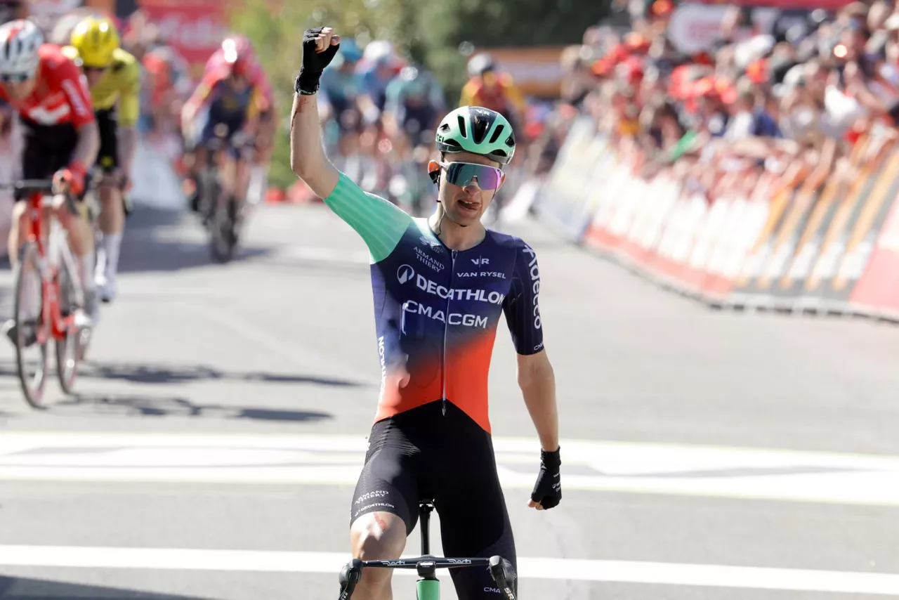 Huy (Belgium), 22/04/2026.- French cyclist Paul Seixas of Decathlon CMA CGM Team celebrates winning the Fleche Wallonne one-day cycling classic over 200km from Herstal to Huy, Belgium, 22 April 2026. (Ciclismo, Decatlón, Bélgica) EFE/EPA/OLIVIER MATTHYS
