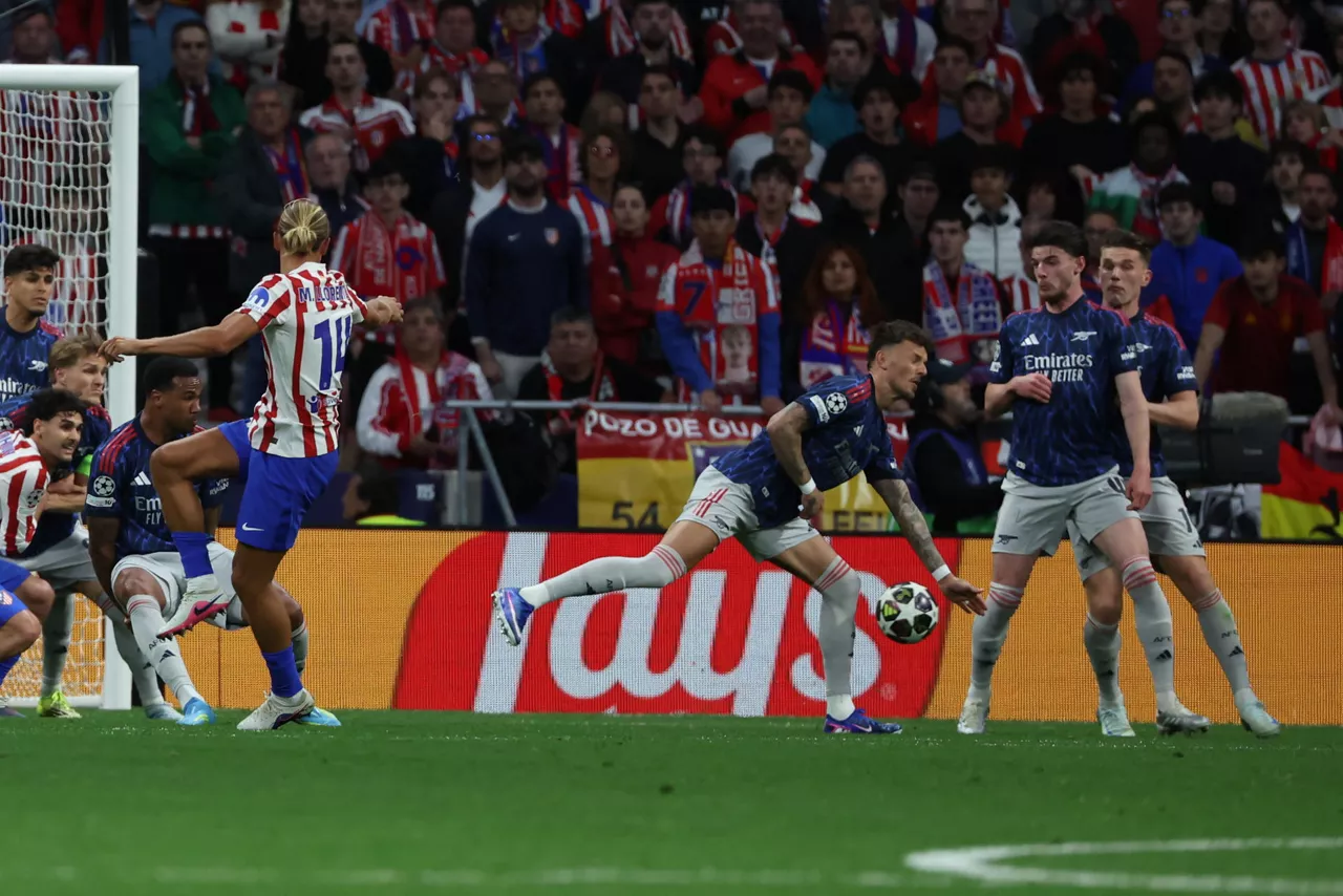 MADRID, 29/04/2026.- El defensa del Arsenal Ben White (3-d) comete penalti, durante el partido de ida de las semifinales de la Liga de Campeones que Atlético de Madrid y Arsenal FC disputan este miércoles en el estadio Metropolitano. EFE/Kiko Huesca
