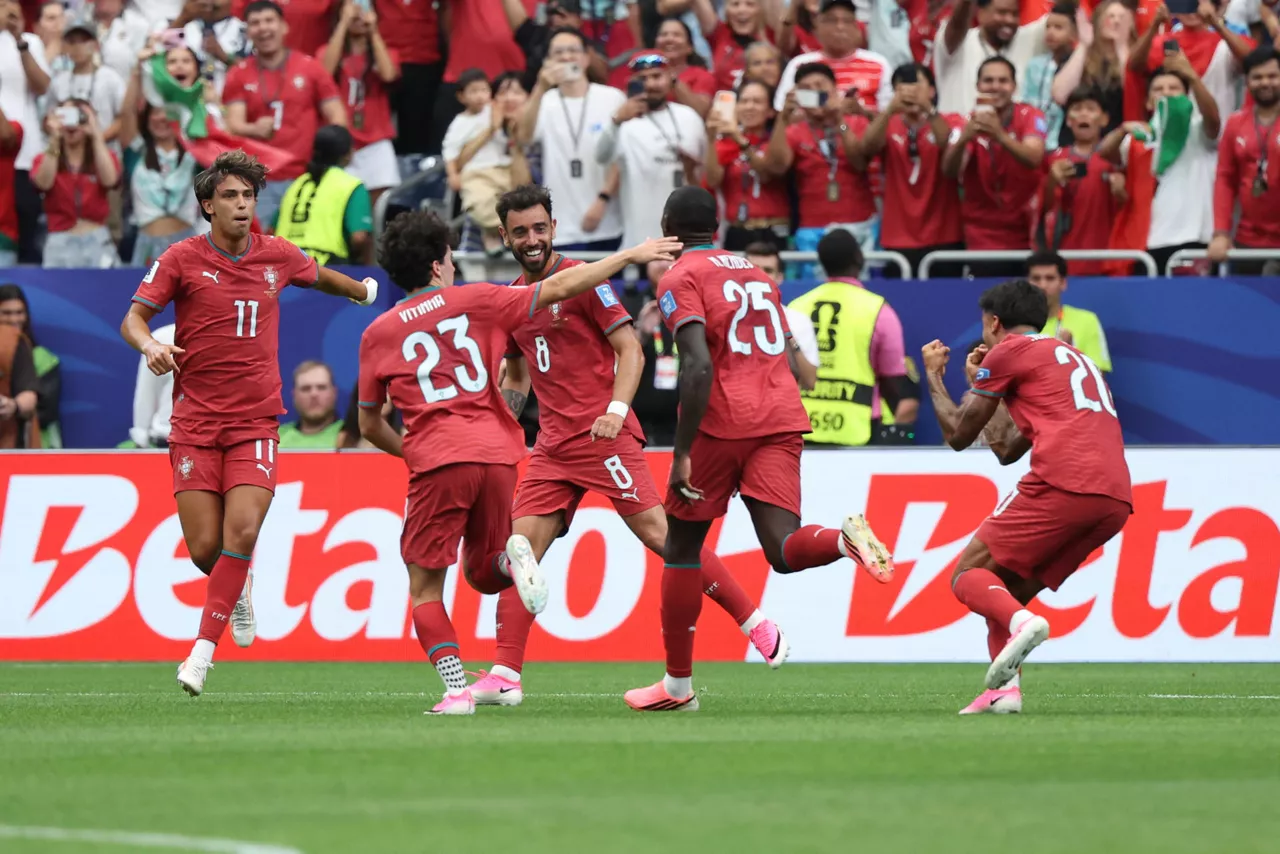 HOUSTON (EEUU), 23/06/2026.- El defensa portugués Nuno Mendes (2d) celebra tras anotar el segundo gol del equipo durante el partido del Grupo K del Mundial 2026 que disputan las selecciones nacionales de Portugal y Uzbekistán en el estadio Houston (EEUU). EFE/ Kenneth Fernández
