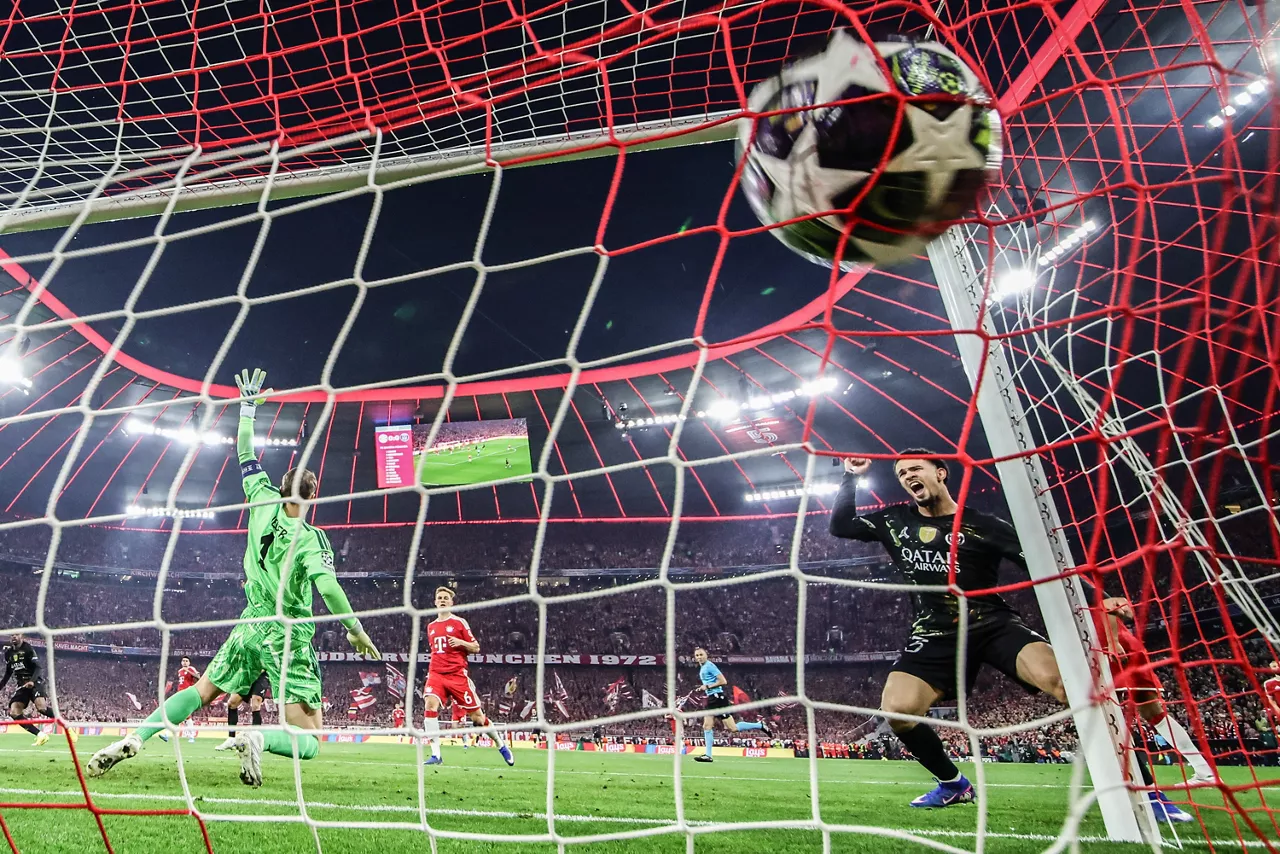 MUNICH (Germany), 06/05/2026.- Goalkeeper Manuel Neuer of Bayern Munich (C) concedes the 0-1 goal by Ousmane Dembele of PSG (L, partially seen)during the UEFA Champions League semi-final, second leg soccer match between Bayern Munich and Paris Saint-German, in Munich, Germany, 06 May 2026. (Liga de Campeones, Alemania) EFE/EPA/RONALD WITTEK
