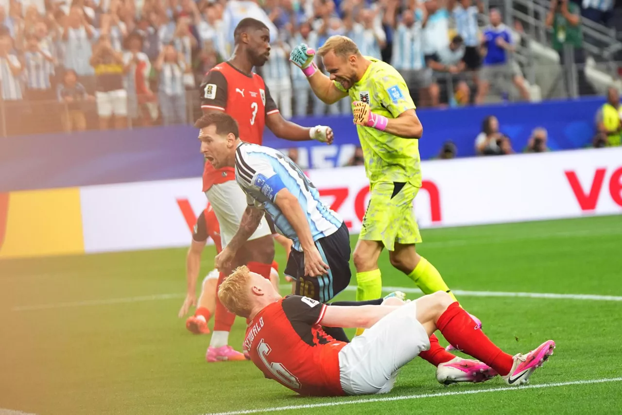 DALLAS (United States), 22/06/2026.- Lionel Messi (C) of Argentina celebrates after scoring the 2-0 goal during the FIFA World Cup 2026 group stage match Argentina against Austria, in Dallas, USA, 22 June 2026. EFE/EPA/JEFFREY MCWHORTER

