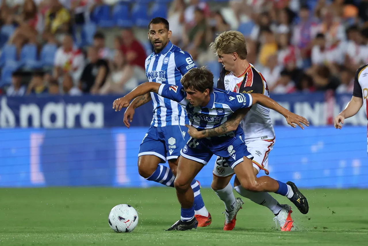 LEGANÉS (MADRID), 20/08/2026.- El defensa del Rayo Pelayo Fernández (d) lucha con Mikel Rodríguez, del Alavés, durante el partido de la segunda jornada de LaLiga que Rayo Vallecano y Deportivo Alavés disputan este jueves en el estadio de Butarque. EFE/Kiko Huesca
