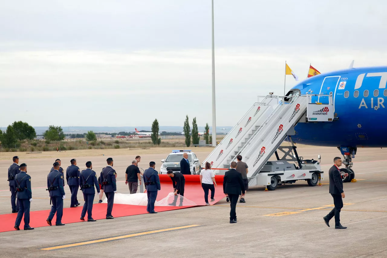 MADRID, 06/06/2026.- Despliegue de la alfombra roja para recibir al papa en el aeropuerto de Adolfo Suárez Madrid-Barajas, este sábado, para iniciar su primera visita apostólica a España hasta el 12 de junio que, además de la capital, también le llevará a Barcelona y a las islas Canarias. El papa León XIV inicia este sábado un viaje de seis días a España, que comenzará en Madrid con una recepción en el Palacio Real seguida de una visita por la tarde a un centro de personas sin hogar en Carabanchel y terminará por la noche en una vigilia con los jóvenes en un acto multitudinario que unirá la oración con actuaciones musicales. EFE/Mariscal
