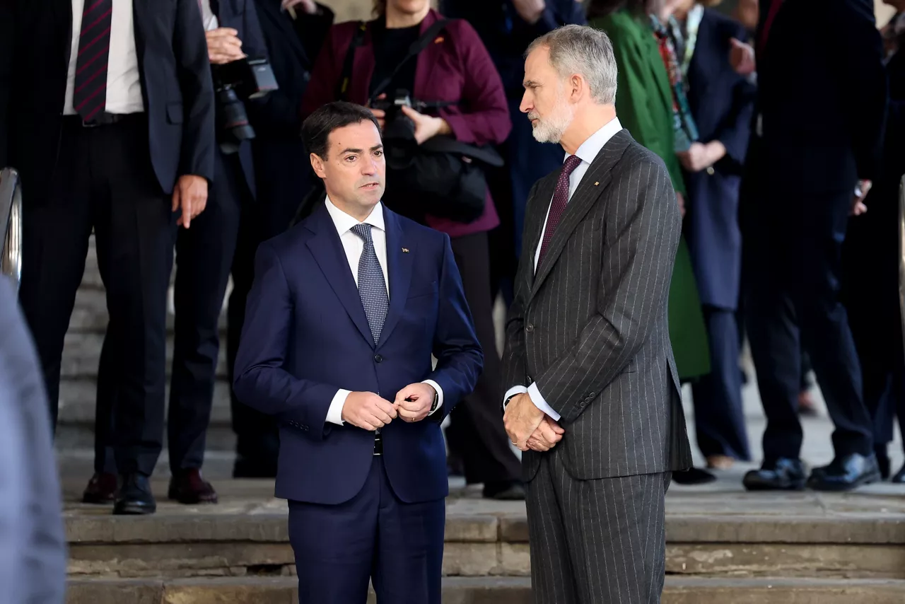 GERNIKA (BIZKAIA), 28/11/2025.- El rey Felipe VI (d) conversa con el lehendakari Imanol Pradales (i) a su llegada al Museo de la Paz de Gernika, este viernes. EFE/ Luis Tejido
