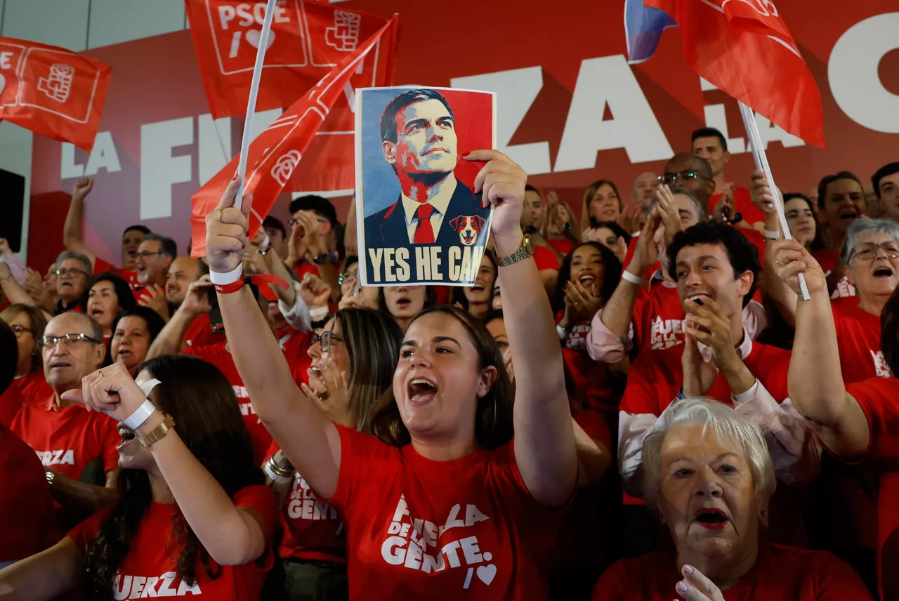 FUENLABRADA (MADRID), 17/10/2026.- Afiliados durante la reunión del Comité Federal del PSOE que está previsto ratifique sus listas para las elecciones del próximo 29 de noviembre y al secretario general socialista, Pedro Sánchez, como su candidato a la presidencia, este sábado, en el Centro de Arte Tomás y Valiente, de Fuenlabrada (Madrid). EFE/ J.J. Guillén
